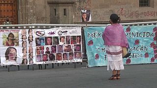 Vigilia por las víctimas de feminicidios ante el Palacio Nacional de México (captura de pantalla)
