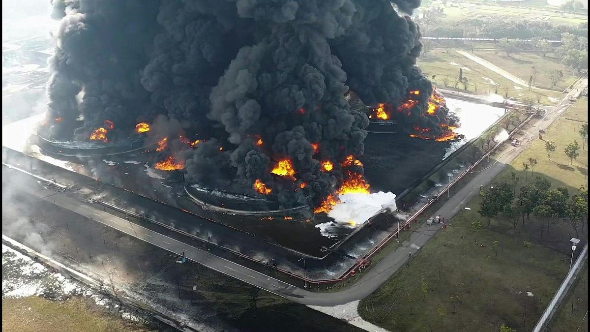 حريق هائل في مصفاة لتكرير النفط في إندونيسيا
