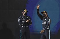 Lewis Hamilton (sağda) kariyerindeki 96'ıncı Formula 1 zaferine imza attı.