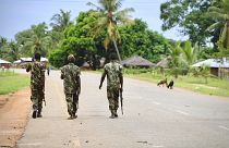 جنود من الجيش الموزمبيقي يقومون بدوريات في الشوارع في أعقاب هجوم استمر يومين من قبل حركات مسلحة.