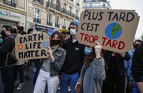Des manifestants lors d'une Marche pour le climat à Paris, le 28 mars 2021.