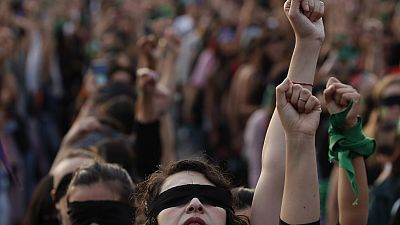 وقفة احتجاجية لضحايا جرائم قتل النساء أمام قصر المكسيك الوطني