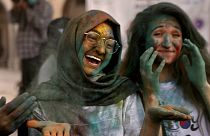 تصاویری از رقص و شادی دختران و پسران هندو در جشن رنگ‌ها در پاکستان