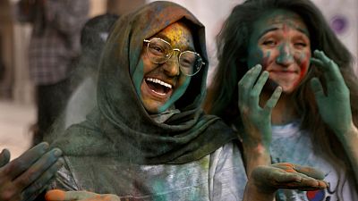 تصاویری از رقص و شادی دختران و پسران هندو در جشن رنگ‌ها در پاکستان