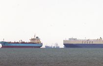 A Szuezi-csatornán keresztbe fordult Ever Given konténerszállító miatt veszteglő teherhajók