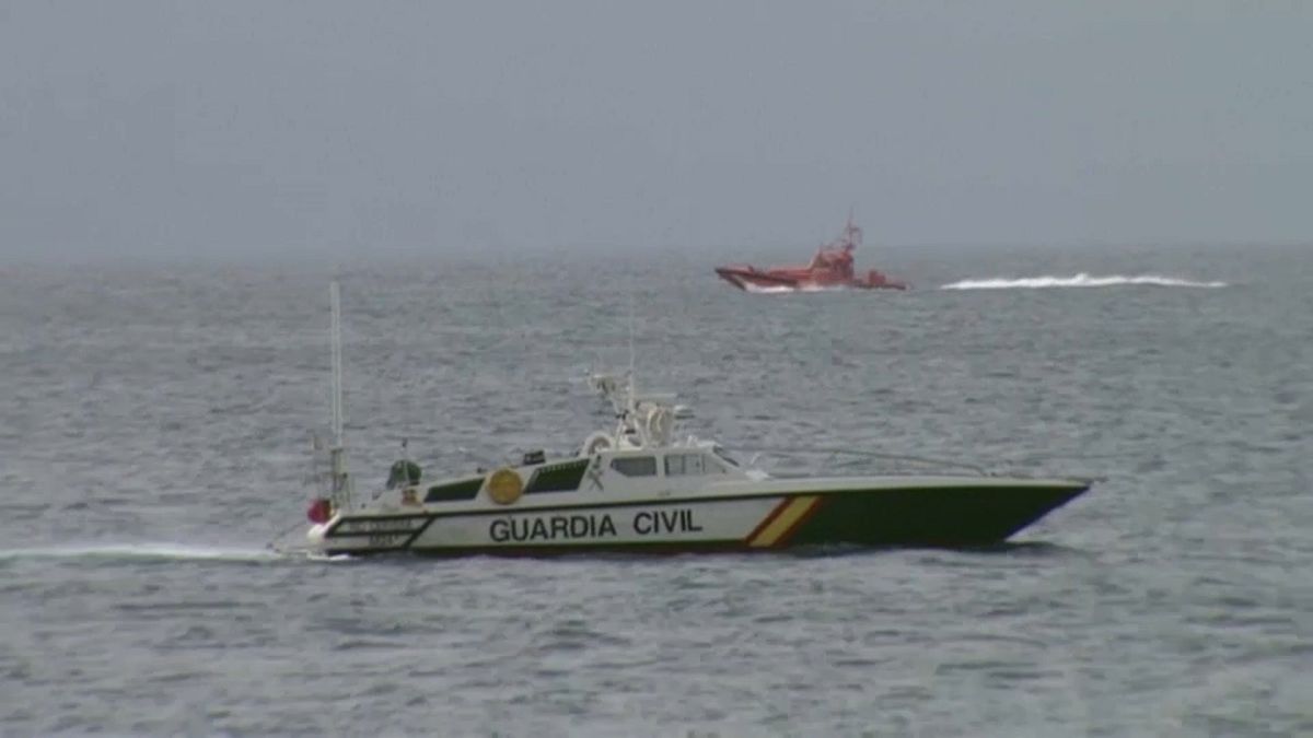 Boote der Küstenwache auf der Suche nach Überlebenden