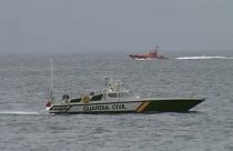 Boote der Küstenwache auf der Suche nach Überlebenden