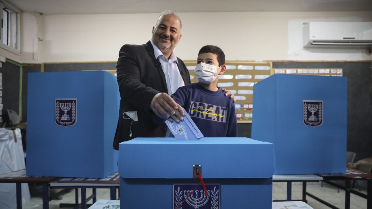 A Ra'am elnöke, Manszúr Abbász voksol az izraeli választáson