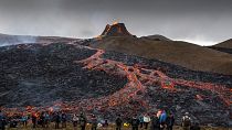 Milhares assistem a erupção vulcânica na Islândia