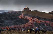 Lávaömlést figyelő turisták Izlandon