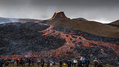 سیل گردشگران برای تماشای سیل گدازه‌های آتشفشانی در ایسلند