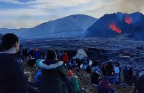 Menschen betrachten den isländischen Vulkan