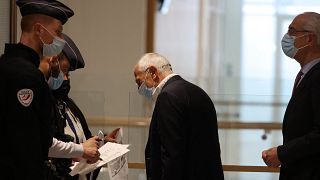  يدخل جان فيليب سيتا، الرجل الثاني السابق في شركة أدوية سيرفييه، إلى محكمة باريس في 29 مارس 2021 قبل إعلان الحكم  بقضية "ميدياتو"