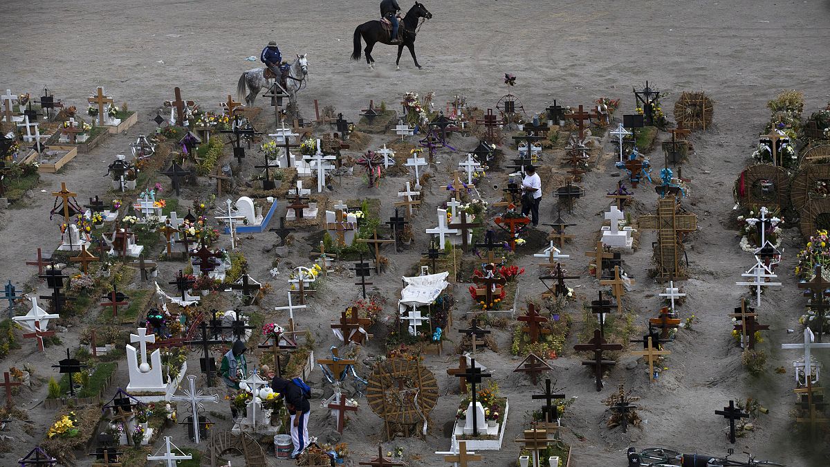 Meksika'nın başkenti Mexico City'de ağırlıklı olarak koronavirüs nedeniyle hayatını kaybedenlerin defnedildiği Valle de Chalco mezarlığı