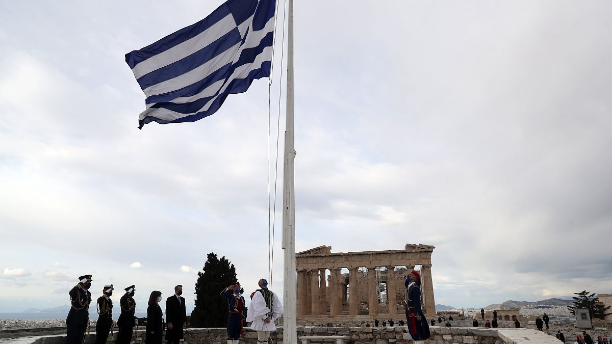 Micotákisz miniszterelnök és Szakellaropulu államfő az athéni Akropoliszon álló Parthenon előtt a nemzeti ünnepen, március 25-én 