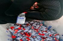 Autoridades mexicanas muestran frascos de vacunas falsas incautadas, supuestamente de la serie Sputnik V, en Campeche, México. El 17 de marzo de 2021.
