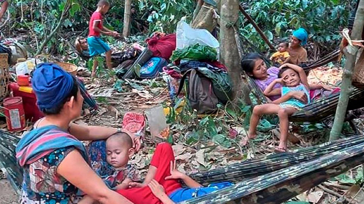 آوارگان میانماری که از بیم حملات هوایی به تایلند می‌گریزند