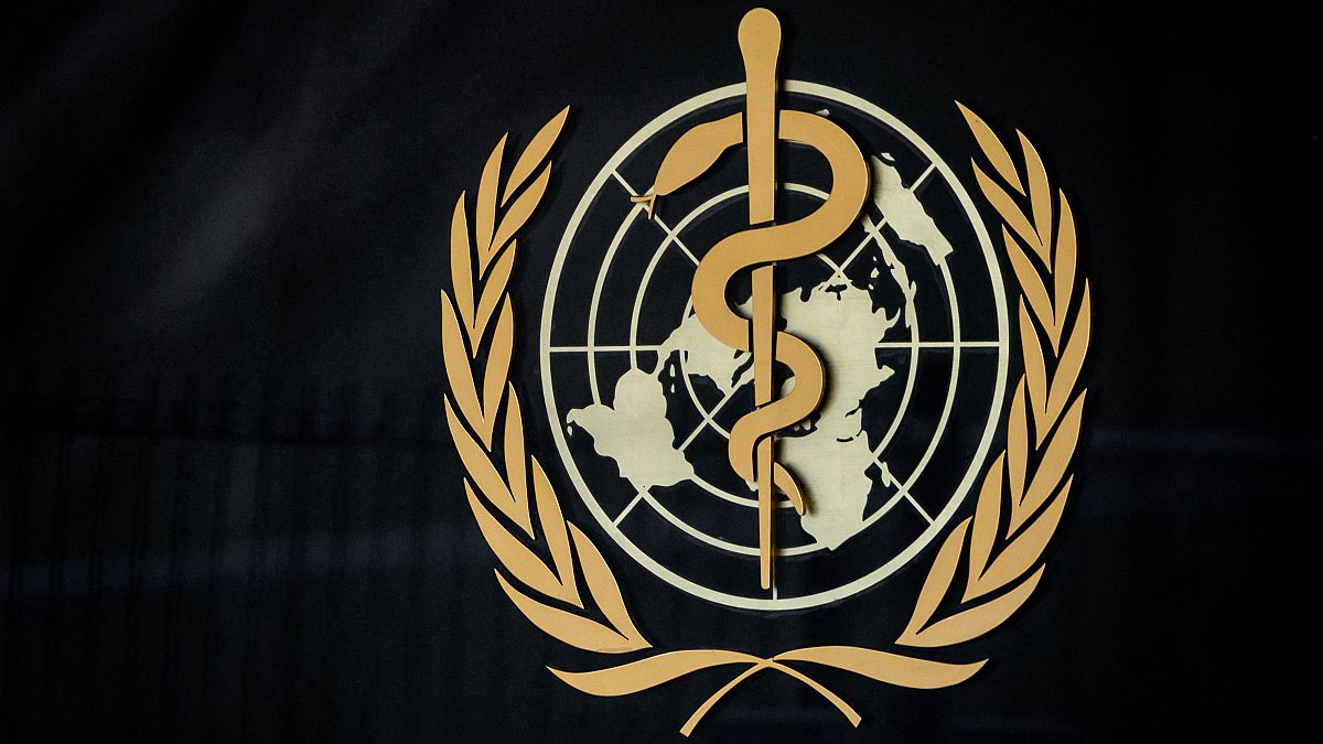 منظمة الصحة العالمية عند مدخل مقرها الرئيسي  في جنيف