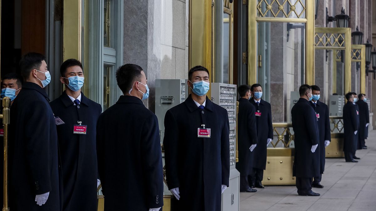 Biztonsági őrök állnak a pekingi Nagy Népi Csarnok előtt március 4-én, mielőtt megkezdődik a Kínai Népi Politikai Tanácskozó Testület ülése
