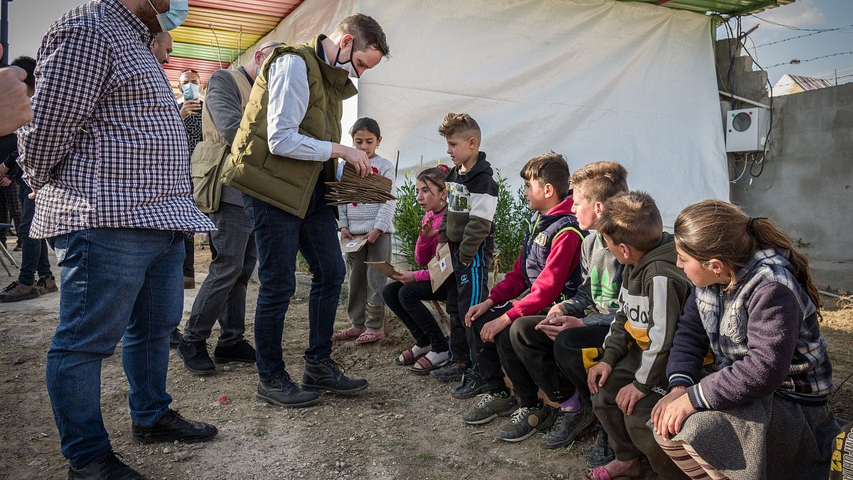 Azbej Tristan, az üldözött keresztények megsegítéséért és a Hungary Helps program megvalósításáért felelős államtitkár Khankéban a jezidi menekülttáborban tesz látogatást 