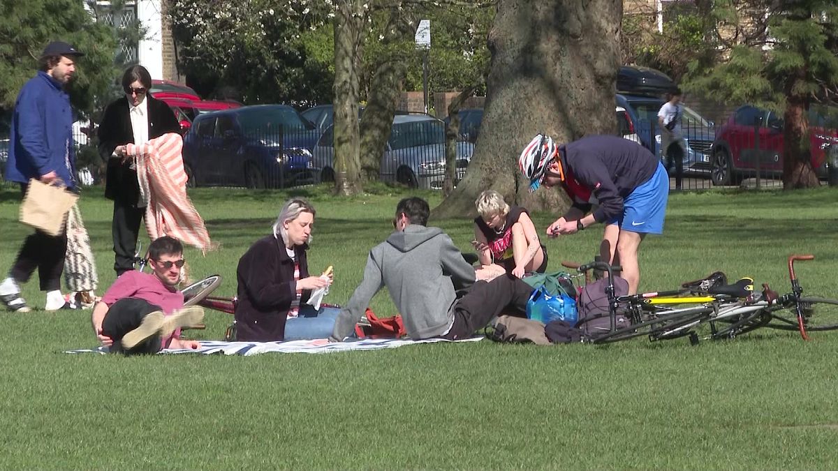 بعض سكان لندن اختار تمضية النهار في الحدائق العامة 