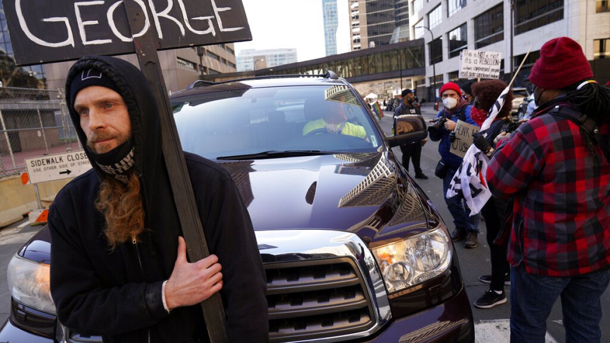Διαδηλωτές έξω από τη δίκη για το φόνο του Τζορτζ Φλόιντ