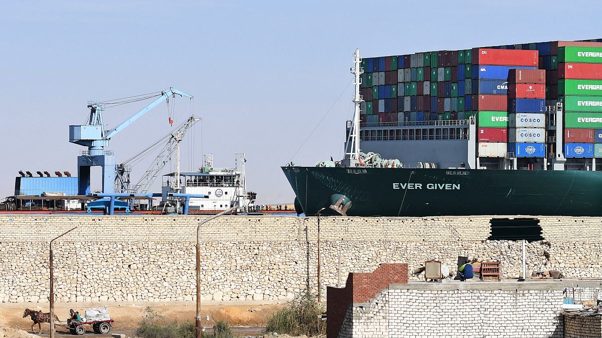 ¿Quién es el responsable de seis días de bloqueo en el canal de Suez?