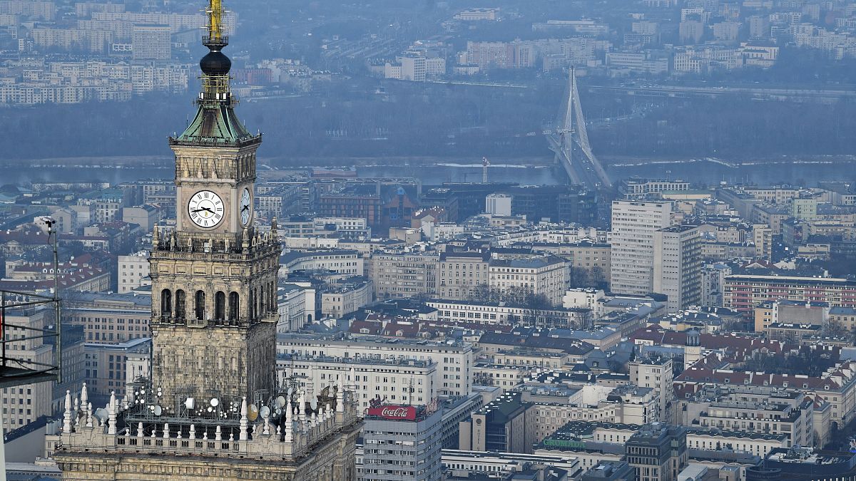 Szigorú beutazási szabályoknak kell megfelelnie annak, aki személyesen látni szeretné az EU legmagasabb felhőkarcolóját, a 310 méter magas Varsó-tornyot