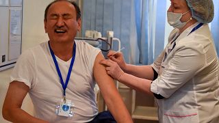 Министр здравоохранения Киргизии сделал прививку