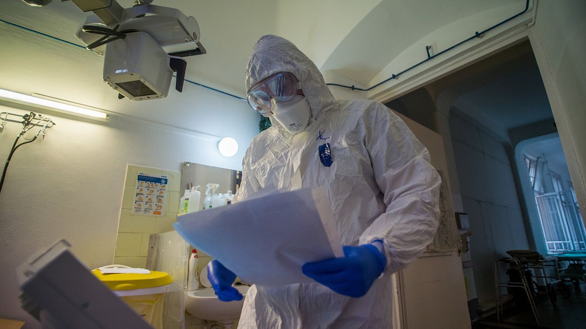 Védőruhába öltözött orvos a koronavírussal fertőzött betegek fogadására kialakított osztályon a fővárosi Szent János Kórházban 2020. december 15-én.