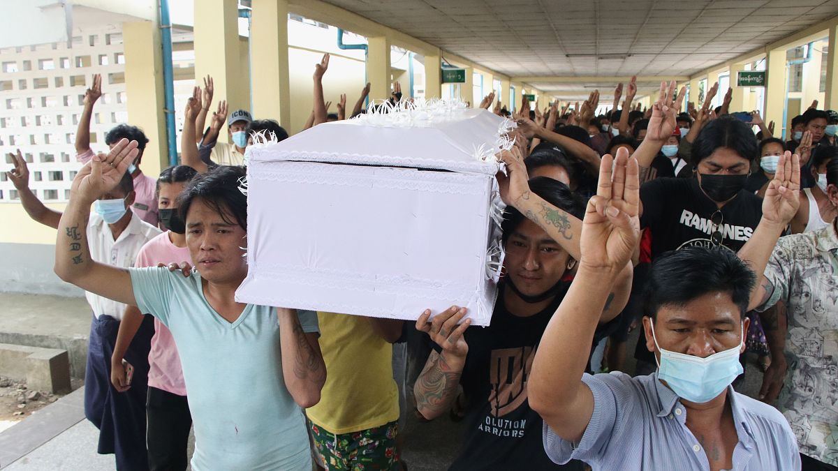 La détermination des manifestants lors de funérailles à Rangoun - Birmanie -, le 29 mars 2021