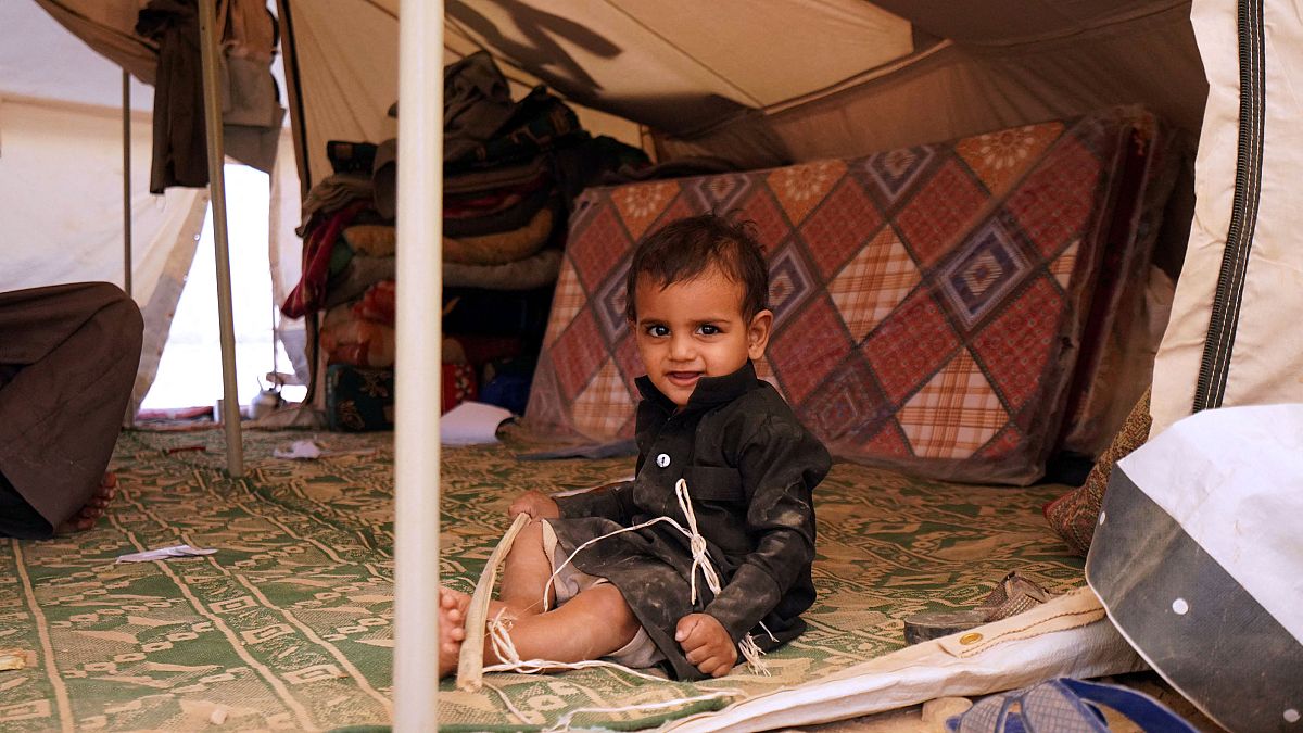 طفل يمني  في خيمة بمخيم للنازحين على مشارف مدينة مأرب الشمالية في 18  شباط / فبراير 2021 