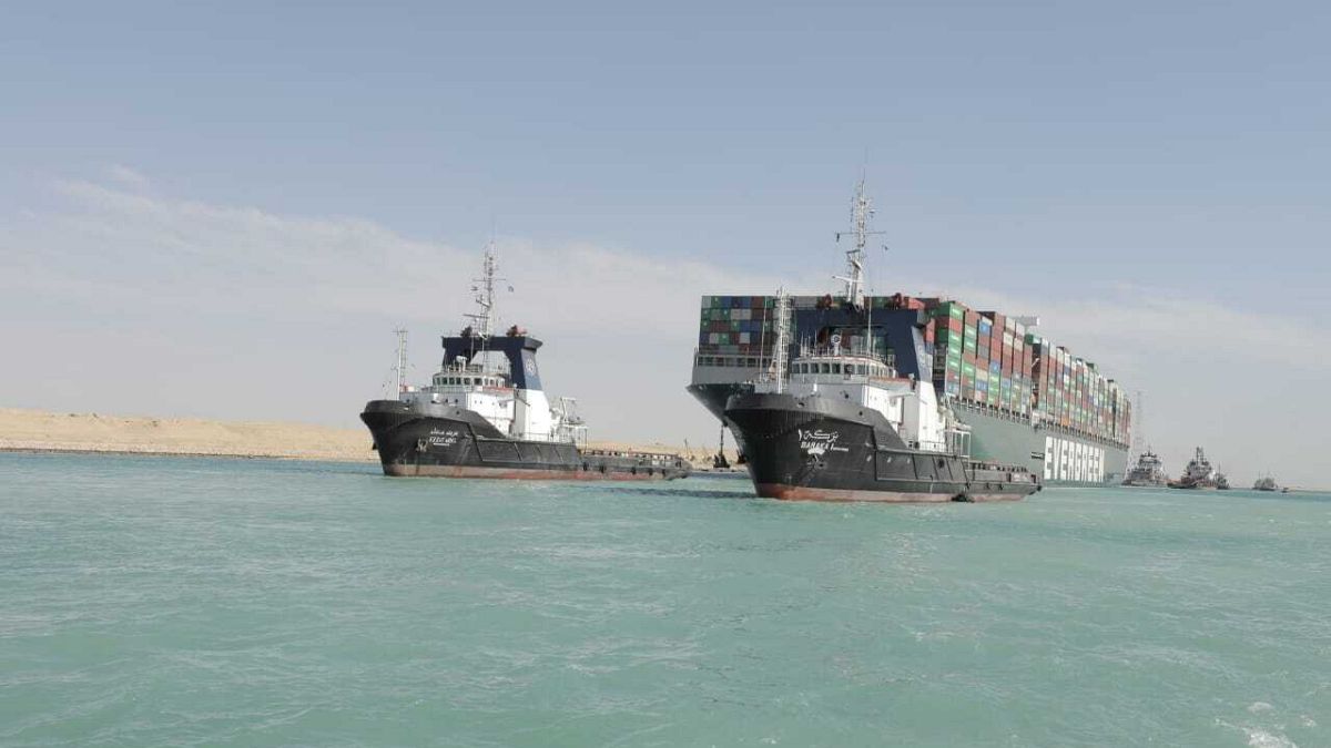 سفينة شحن تعبر قناة السويس في مصر.