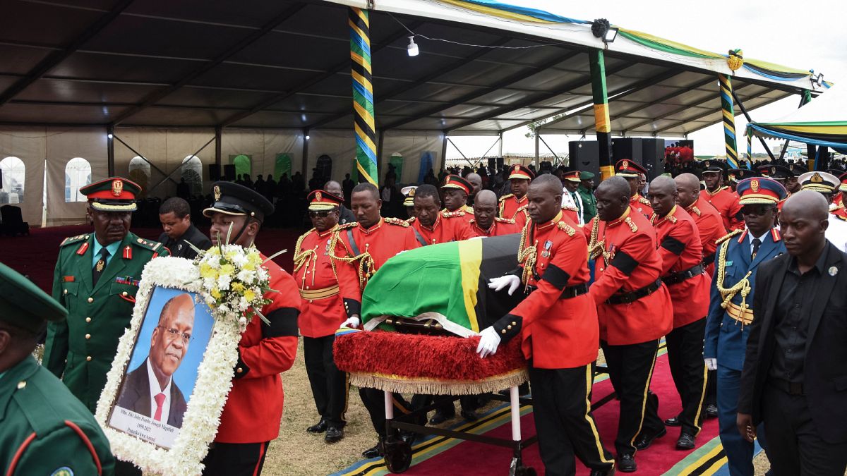 أفراد من قوات الدفاع الشعبية التنزانية ينقلون نعش الرئيس التنزاني الراحل جون ماجوفولي لدفنه بعد قداس الوداع في ملعب ماجوفولي في تشاتو- تنزانيا.