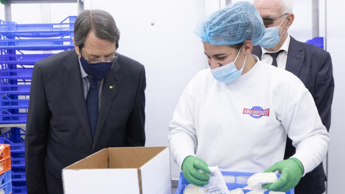 Ο Πρόεδρος της Κυπριακής Δημοκρατίας σε εργοστάσιο παραγωγής χαλλουμιού