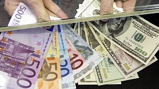 اسکناس‌های دلار و یورو