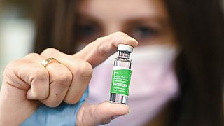Apothekerin Barbara Violo zeigt ein Fläschen des AstraZeneca-Impfstoffs gegen Covid-19