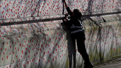 شاهد: بريطانيون يرسمون جدارية لإحياء ذكرى ضحايا كوفيدـ19 في لندن