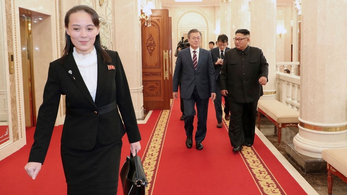کیم یو جونگ، خواهر کیم جونگ اون، رهبر کره شمالی که جلوتر از او و مون جائه این، رئیس جمهوری کره جنوبی گام بر‌می‌دارد