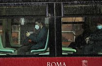 Menschen mit Maske im öffentlichen Nahverkehr in Rom, 15.03.2021