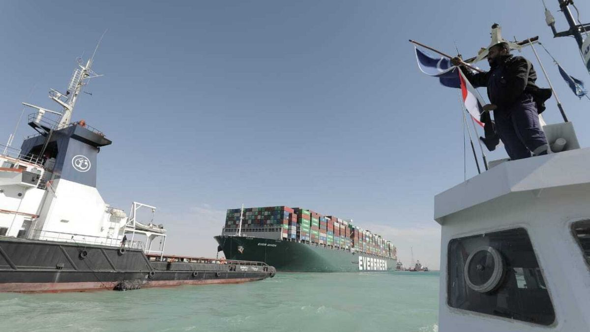 سفينة حاويات إيفر غيفن أوقفت التجارة العالمية عبر قناة السويس