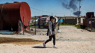إيميلي كونيغ في مخيم بسوريا.
