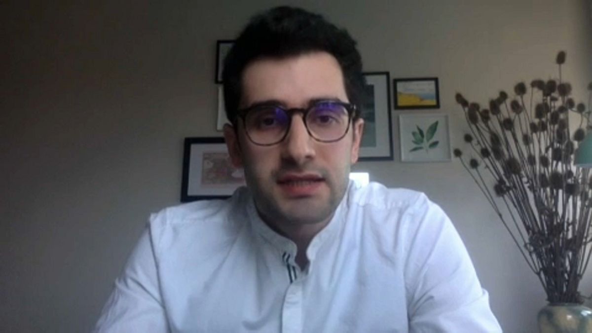 أرميناك توكماجيان، باحث غير مقيم بمركز مالكوم كير– كارنيغي للشرق الأوسط، أثناء مقابلة مع يورونيوز