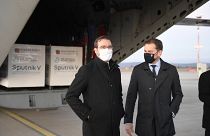 Igor Matovic azóta lemondott szlovák miniszterelnök fogadja a Szputnyik vakcinát szállító gépet a kassai reptéren 2021. március 1-én