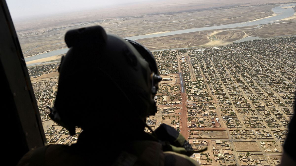 Barkhane operasyonu kapsamında Sahil bölgesinde görev yapan Fransız askeri, helikopterden bölgeyi denetlerken