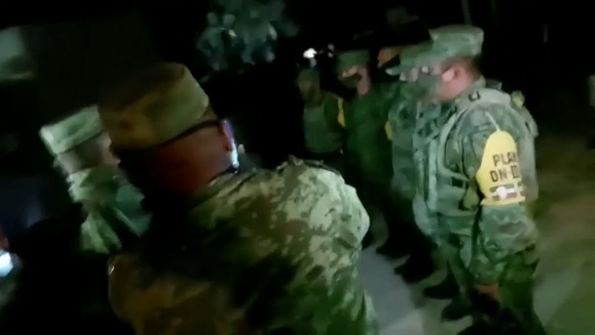 Militares mexicanos retenidos en la frontera sur por la población local
