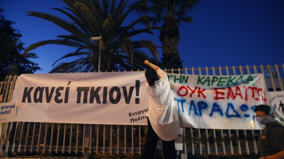 Διαδηλώτρια κρεμάει πανό που γράφει «Αρκετά»