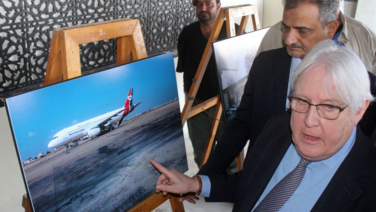 لمبعوث الأممي الخاص لليمن مارتن غريفيث (يمين) يزور مطار عدن في جنوب اليمن في 7  كانون الثاني / يناير 2021