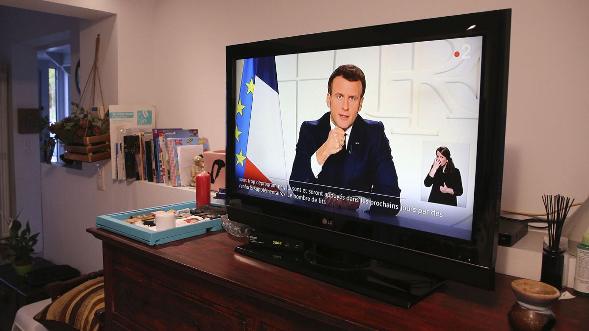 Le discours du président français, Emmanuel Macron, vu depuis le salon d'une maison à Ascain, dans le sud-ouest de la France, le 31 mars 2021 