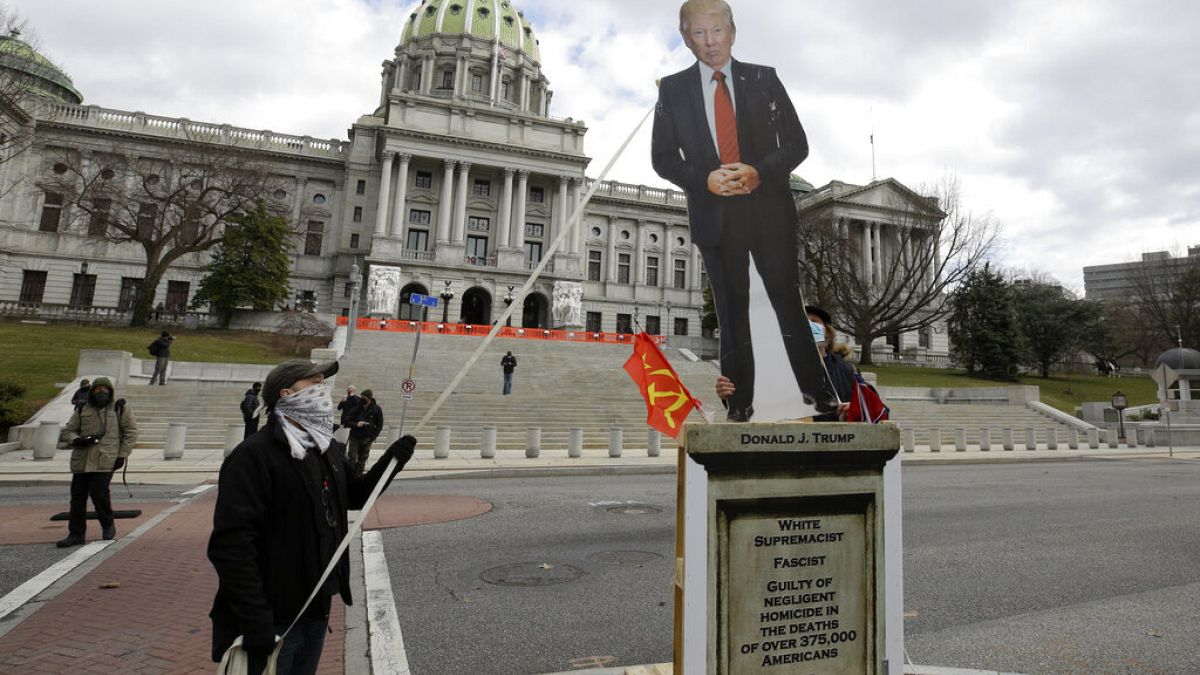 Διαδηλώτρια ρίχνει ομοίωμα του Ντόναλτ Τραμπ στην Πενσυλβάνια